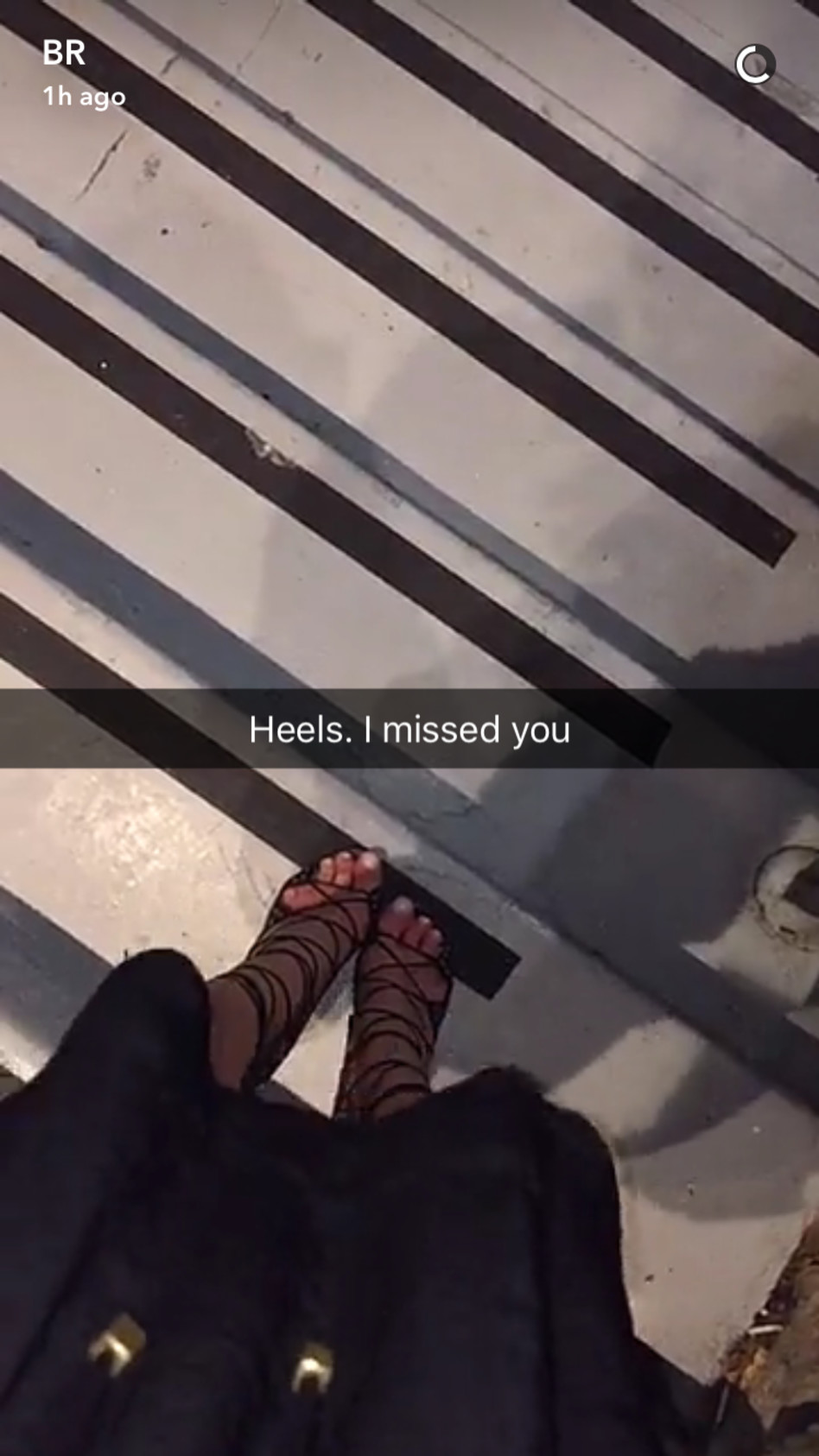 רגליים לא נפוחות, עם פדיקור מושלם