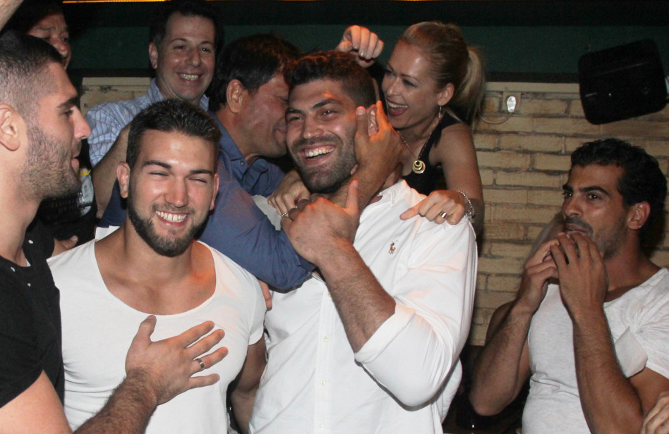 אין כמו חיבוק אוהב. אורי ששון ואורן סמדג'ה