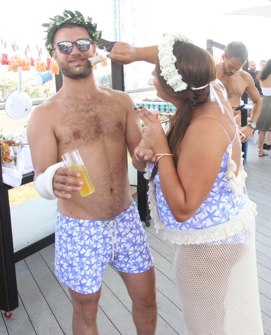 פאן! דניאל קלדרון דוחפת גלידה לפה של אביאל כהן (צילום יח"צ)