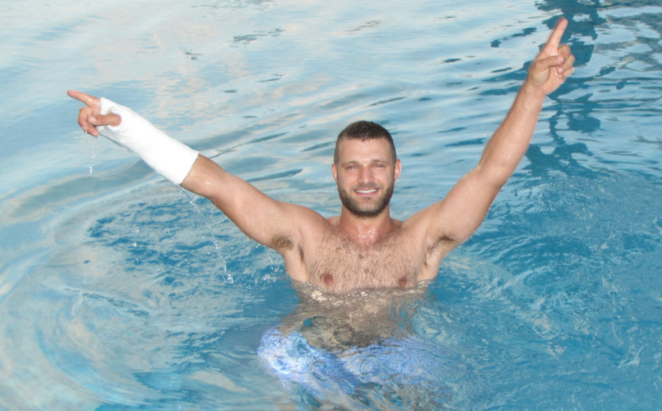 פאן לו. אביאל כהן מרטיב את הגבס