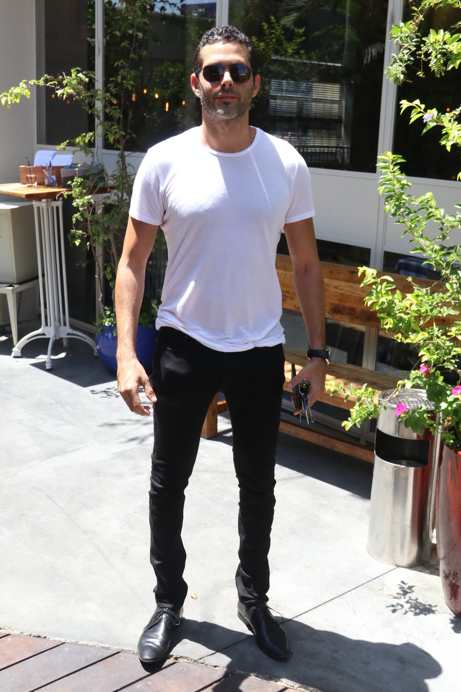 העתיק את הלבוש מרבקה מיכאלי. דן שפירא