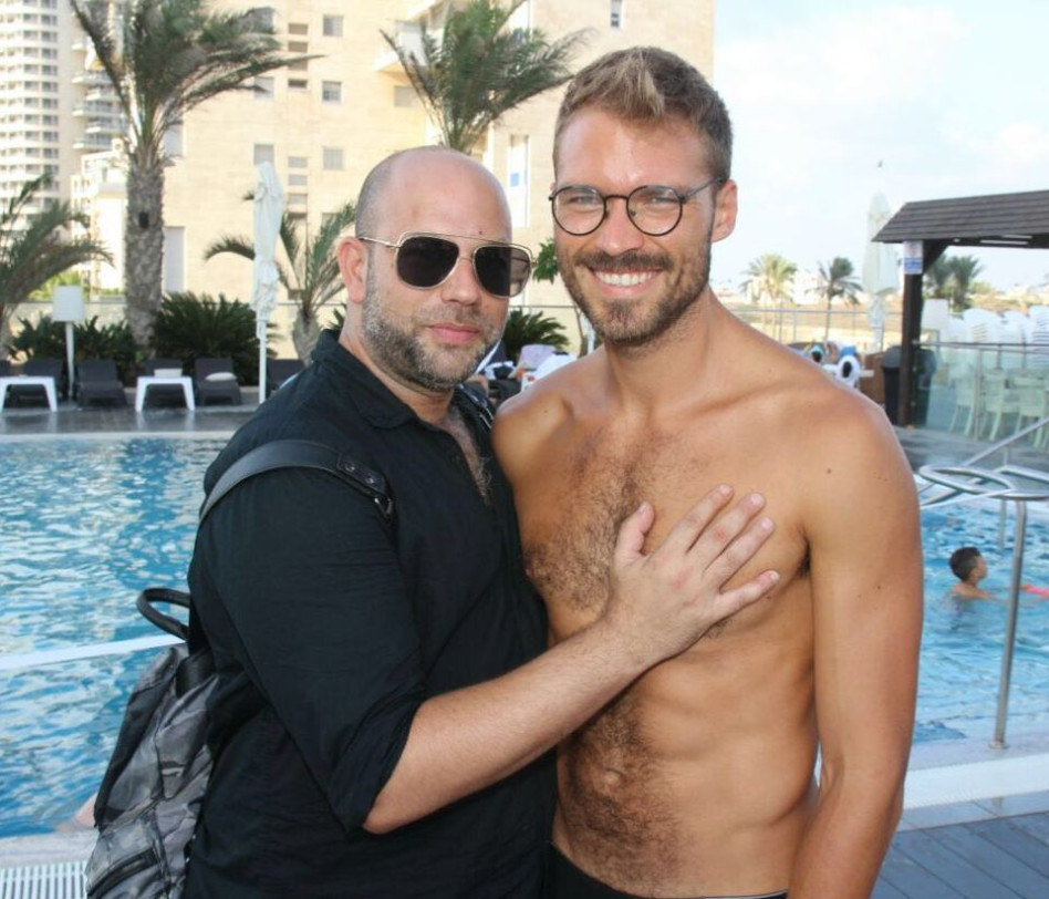 רונן צרפתי מראה אהבה לאילן אוספליק (צילום: אור גפן)