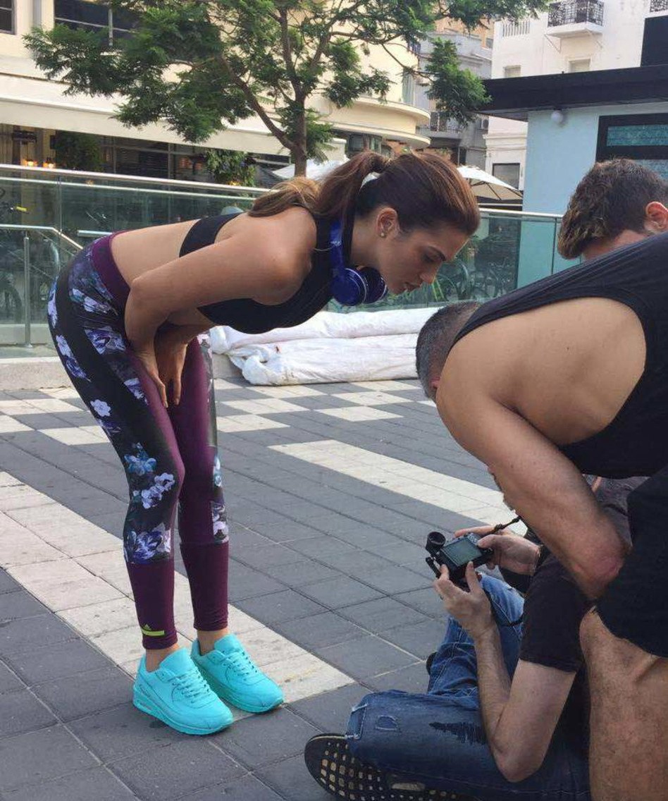 אוקיי, אפשר להתייחס אליה בחזרה. אלמליח בוחנת