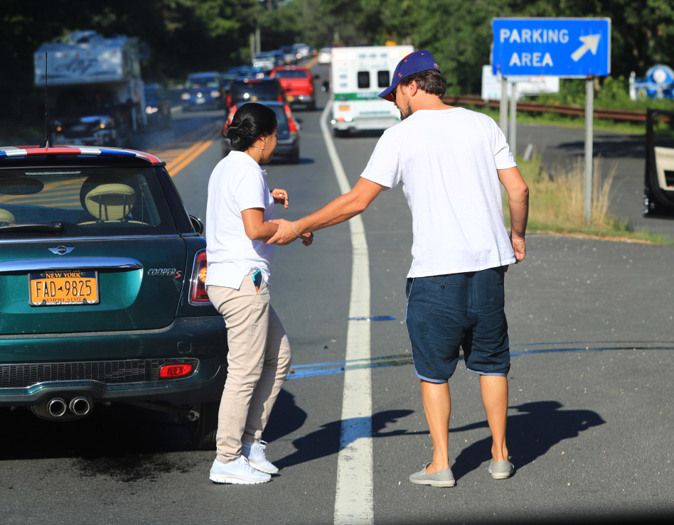 הגיבור היומי גם בחיים האמיתיים. לאונרדו דיקפריו ונהגת המיני קופר