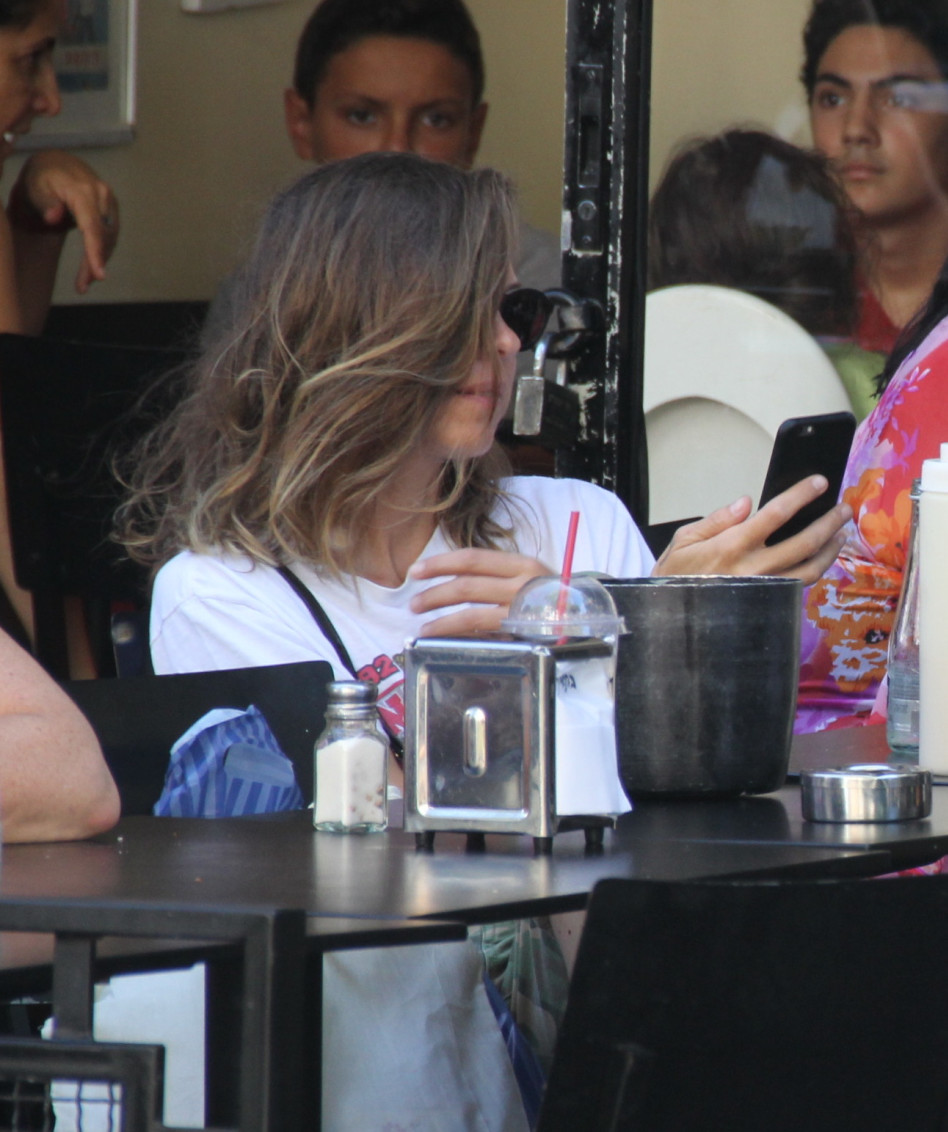 מנסה להתיר את הפנים עם השיער!