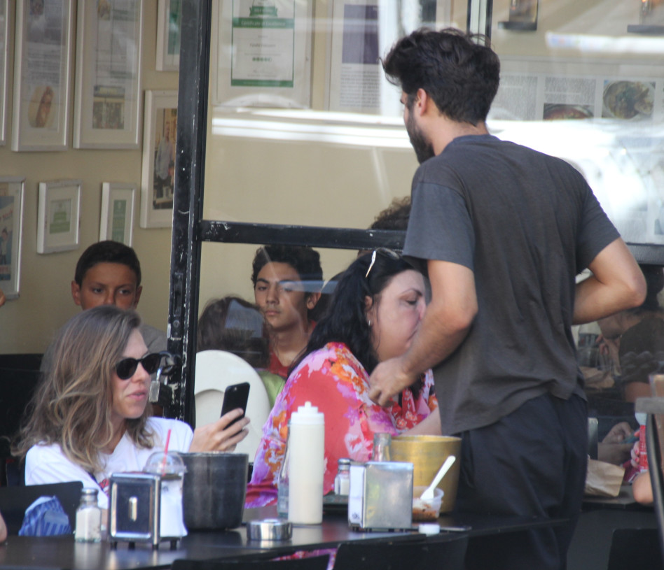 מבקשת שיביא לה מיץ ענבים!