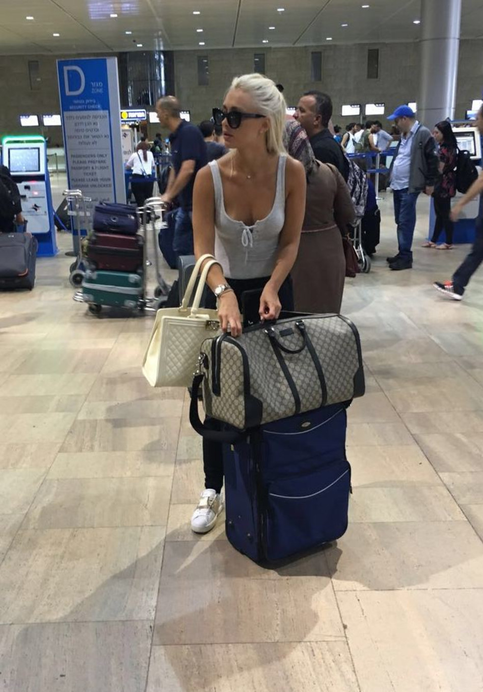 רק שניה אני אתמקם במערום תיקים