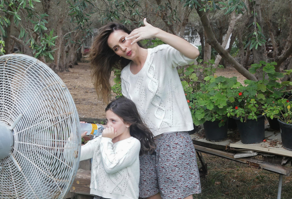 חם לצלם בגדי חורף באוגוסט? מלי לוי והיאלי גרשון