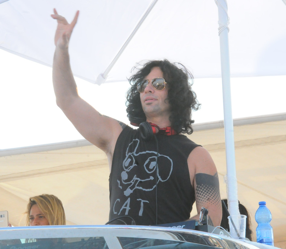 היי, מיסטר די ג'יי סקאזי