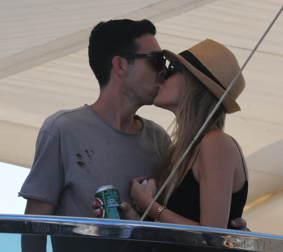 עודד פז ואושר סלים חותמים בנשיקה