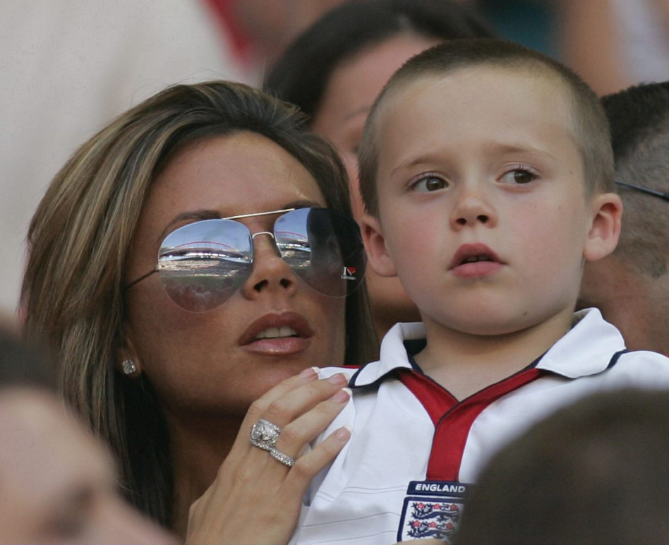 עם אמא ויקטוריה. ברוקלין צופה במשחק של אבא (צילום: גטי)