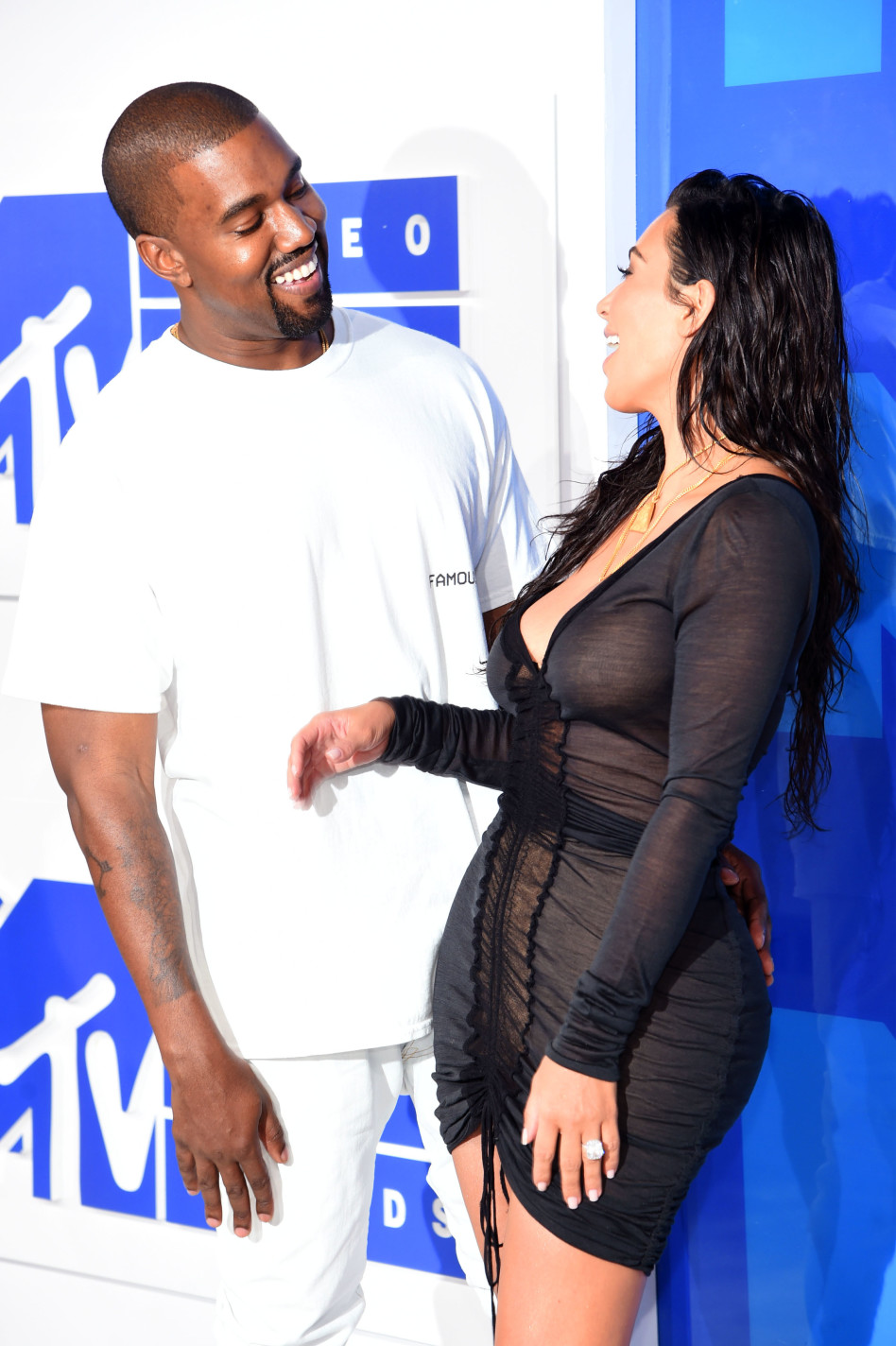 צוחקים על כולנו. קים וקניה