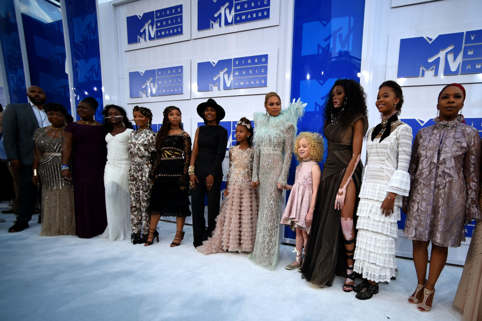 גירל פאוור. ביונסה וחבורת המלוות שלה