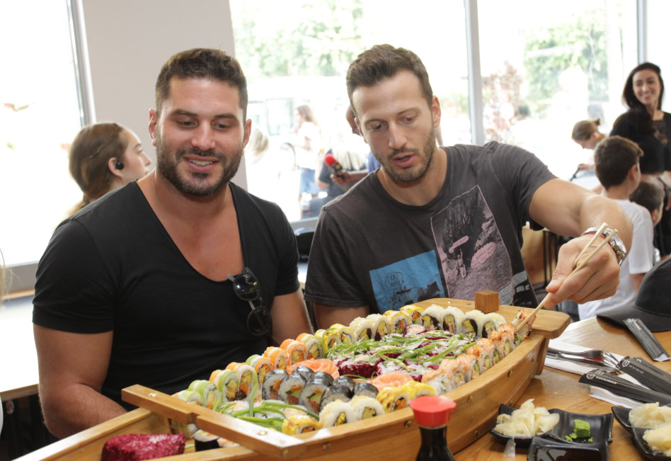 ועכשיו הגיע הזמן לנשנש. מייקל לואיס ואורן ששון