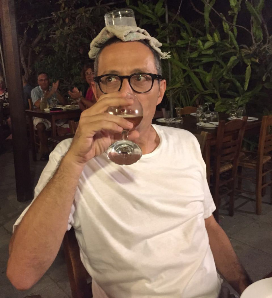 יפה לי מראה הזכוכית? ארז טל בקפריסין