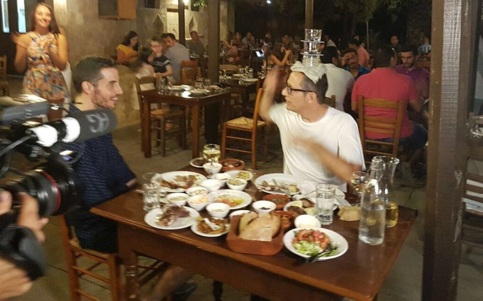 תרימי! נדב בורנשטיין מצחקק מהצד