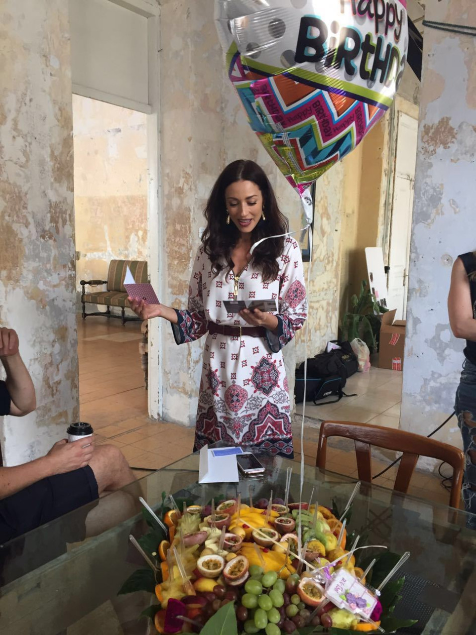 עבורי? לא הייתם צריכים! שירלי בוגנים על הסט (יח"צ)