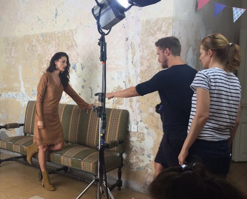 מוכנה לקלוז אפ. בוגנים על הסט