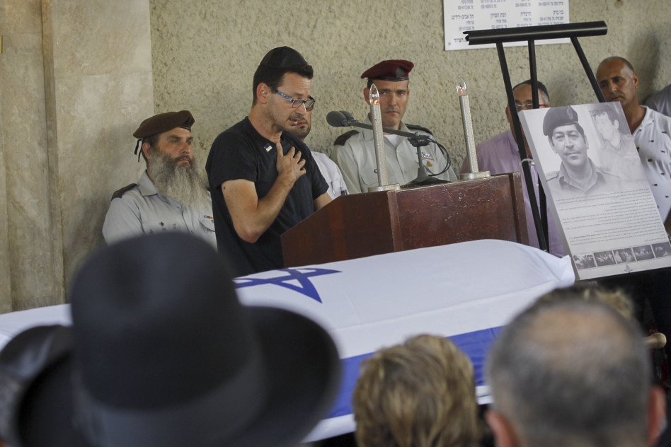 אופיר בן אליעזר סופד לאביו (צילום: מרים אלסטר, פלאש 90)