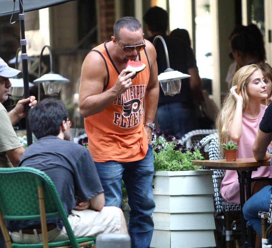 חטא הגרגרנות. כי נאור ציון אוהב את האבטיח שלו אדום כמו אש (צילום: אמיר מאירי)