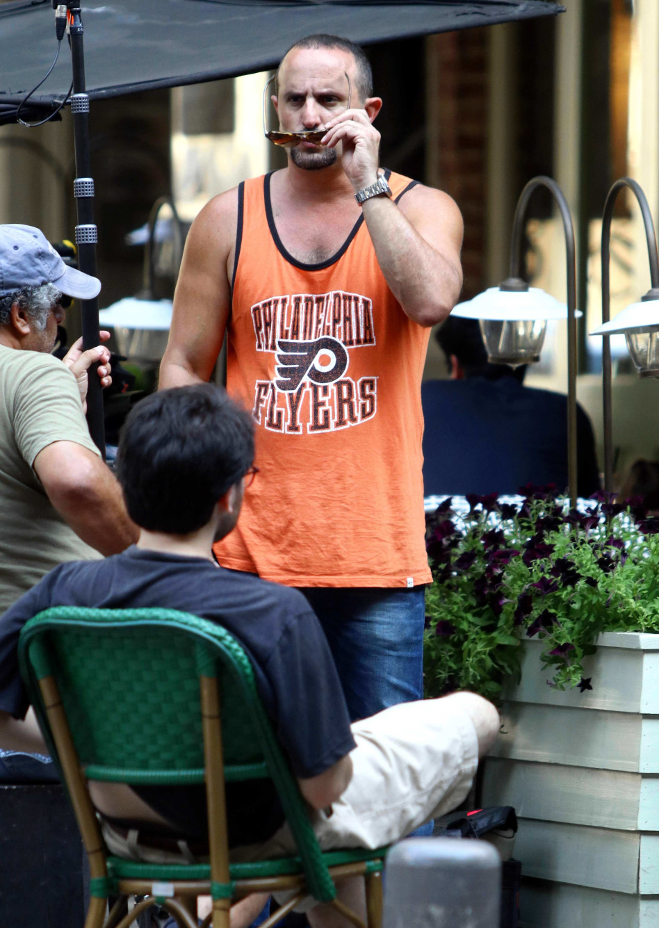 #קנאה. בחייאת, ברור לך שיש אנשים חתיכים אחרים בעולם. לא, ציון?