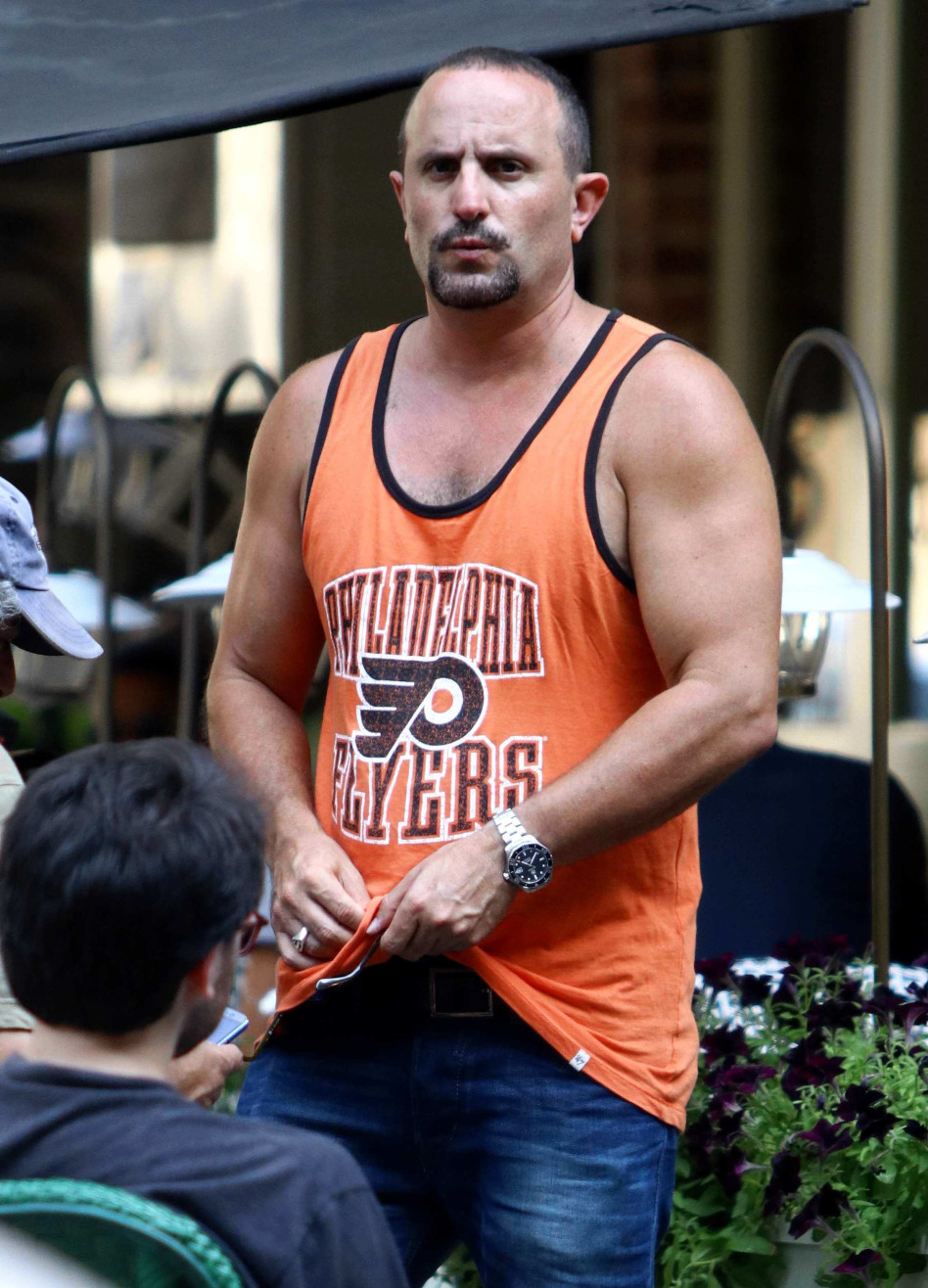 #חמדנות: למה רק ללבוש חולצה, כשאפשר להפוך אותה גם למטלית לניקוי משקפיים!