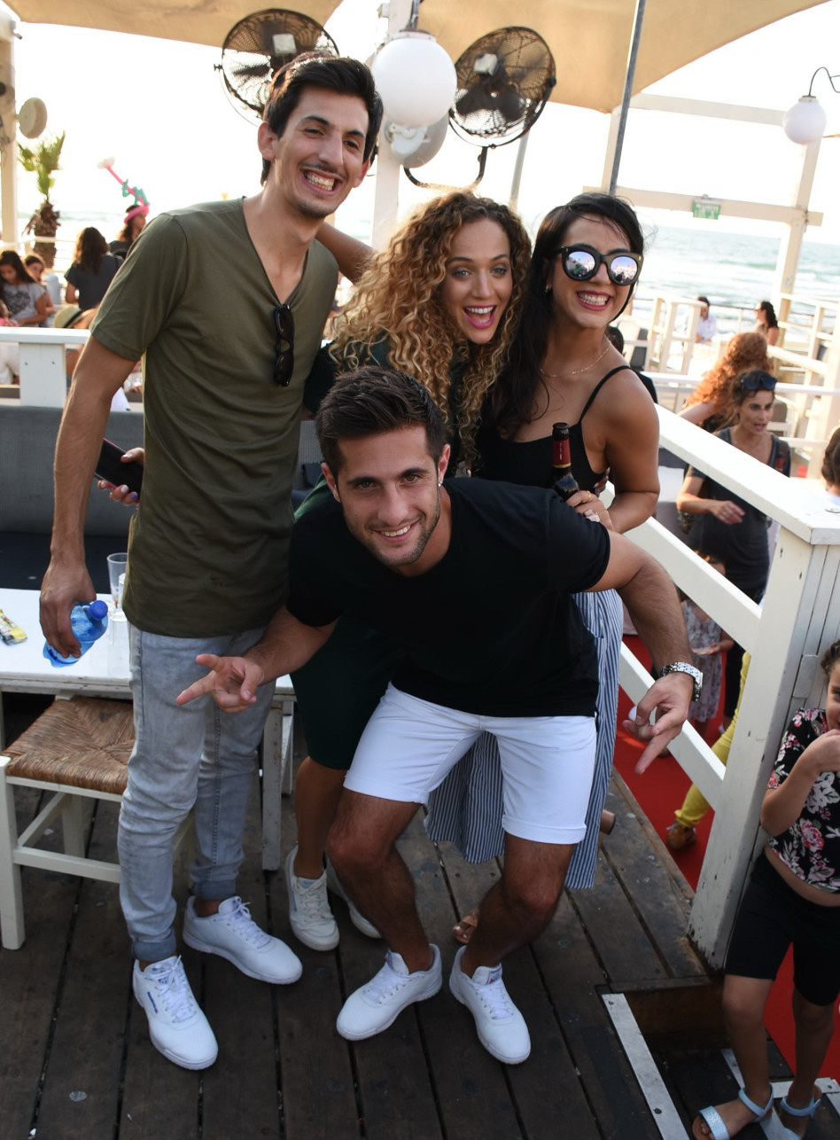 תמונה קבוצתית לכבוד סוף החופש. יוסיאל ויעל, לי חדד ואביב קורדובה