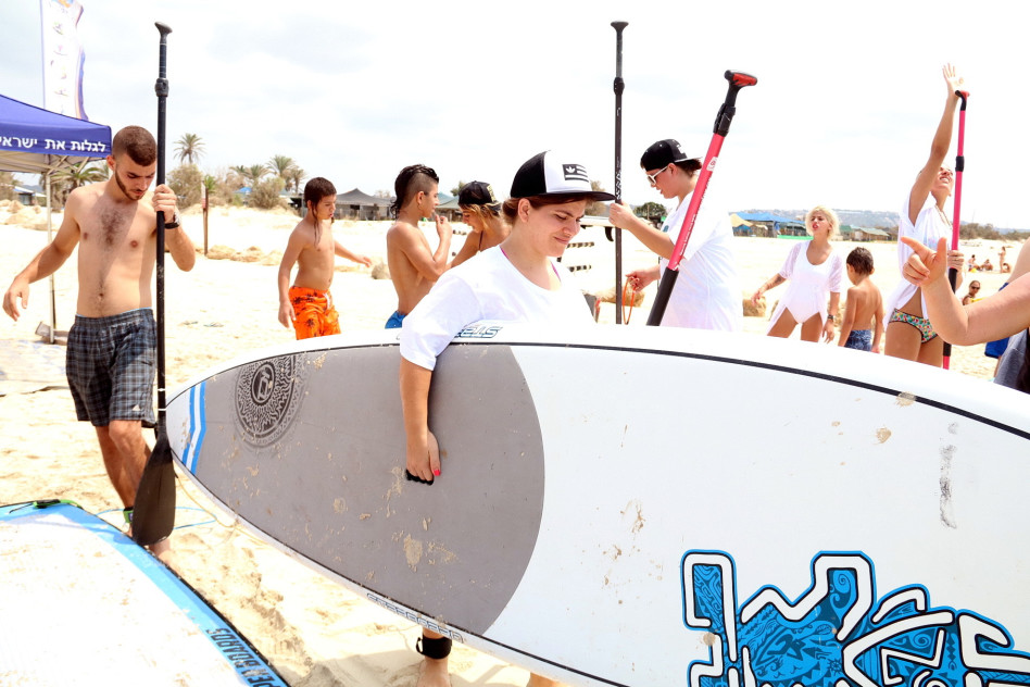 "נסה לעלות על הגלשן כמוני, אם אתה גבר"