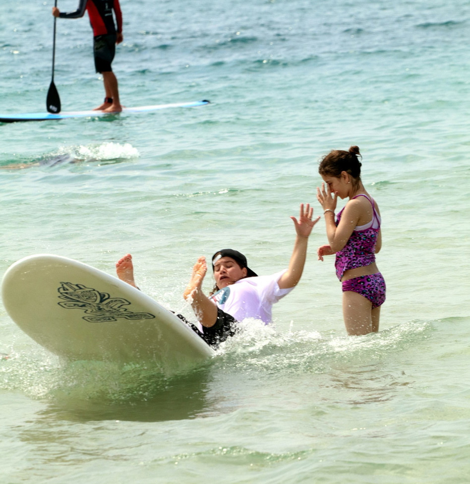 ספלאש! ג'קי מתרסקת למים