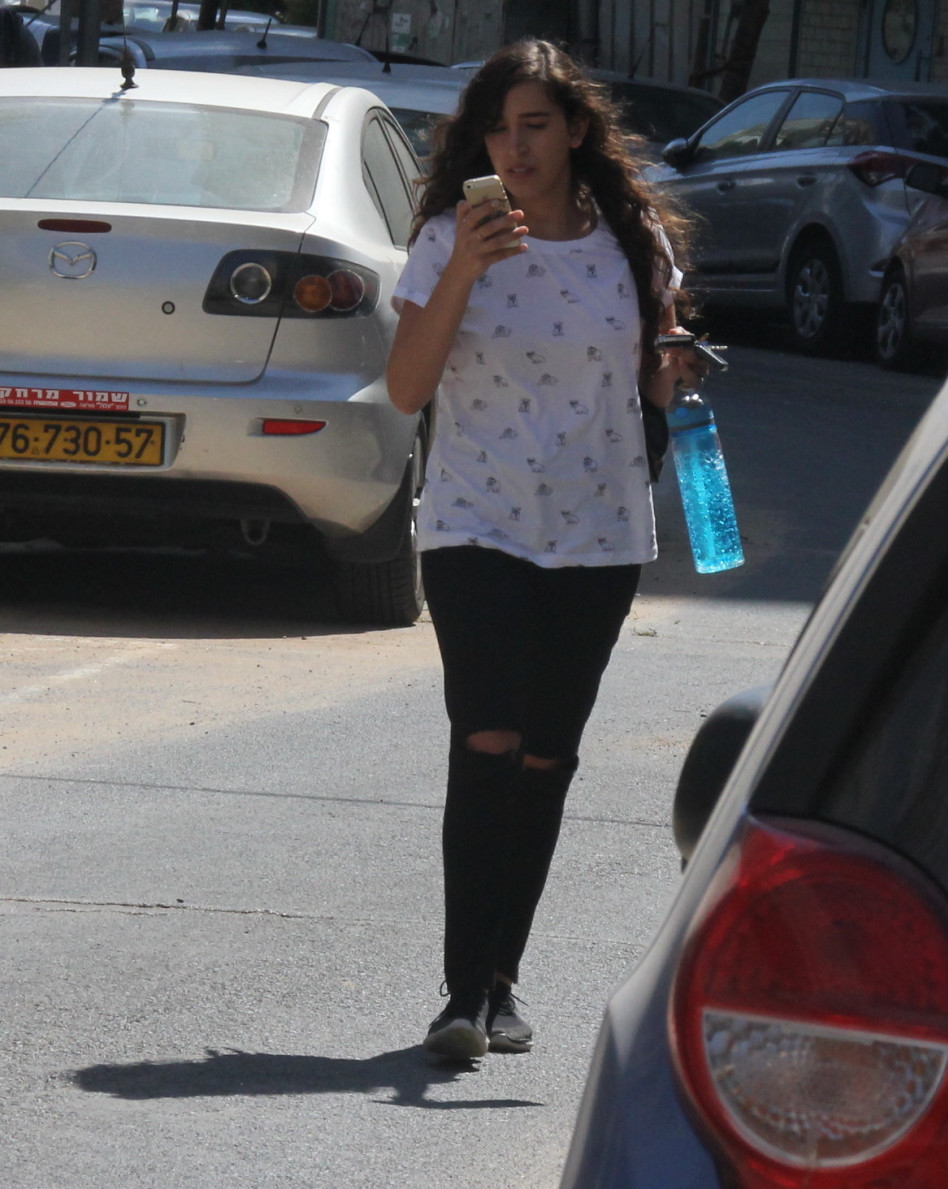 רק הצל שלה והיא