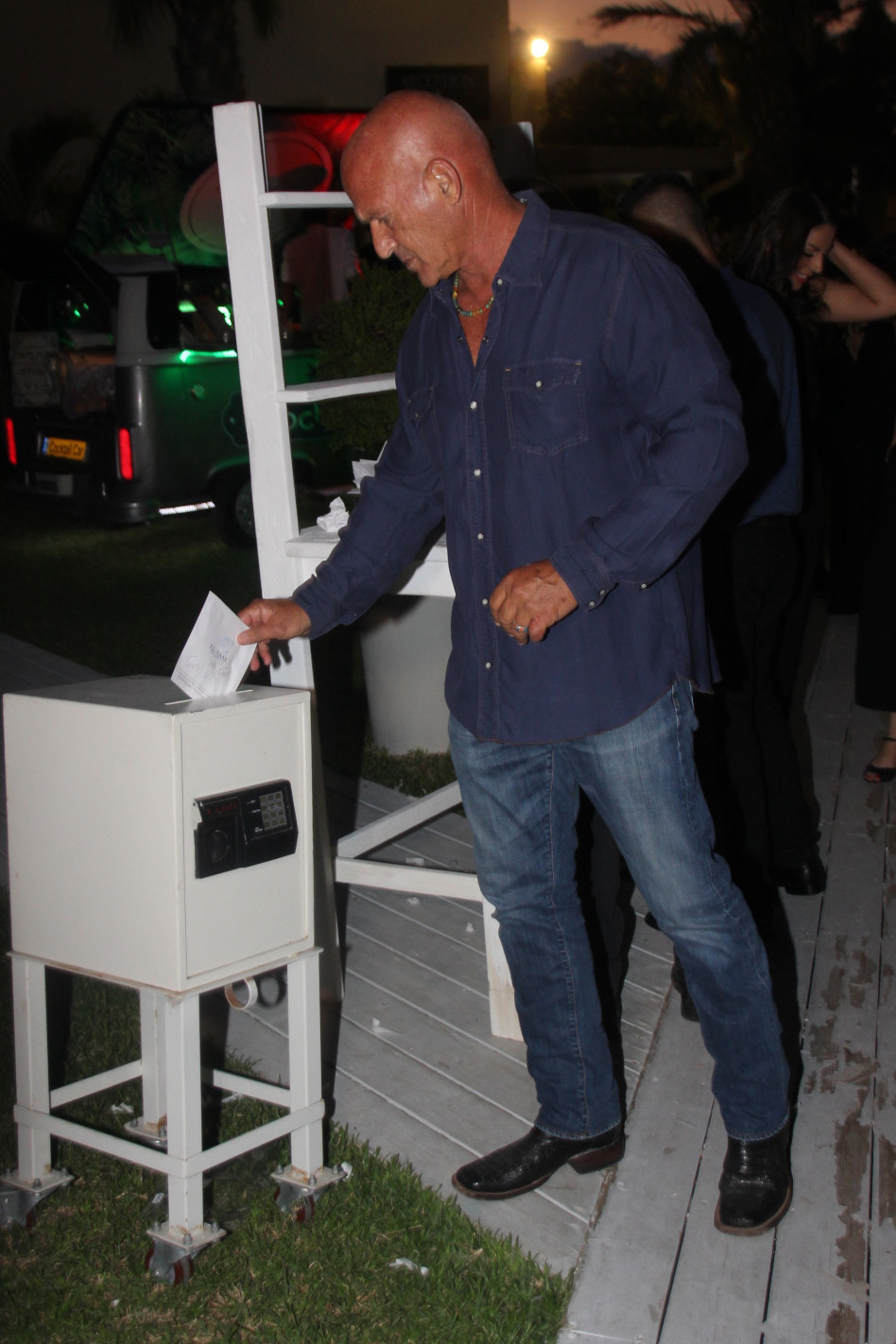 רפאלי משלשל לכספת