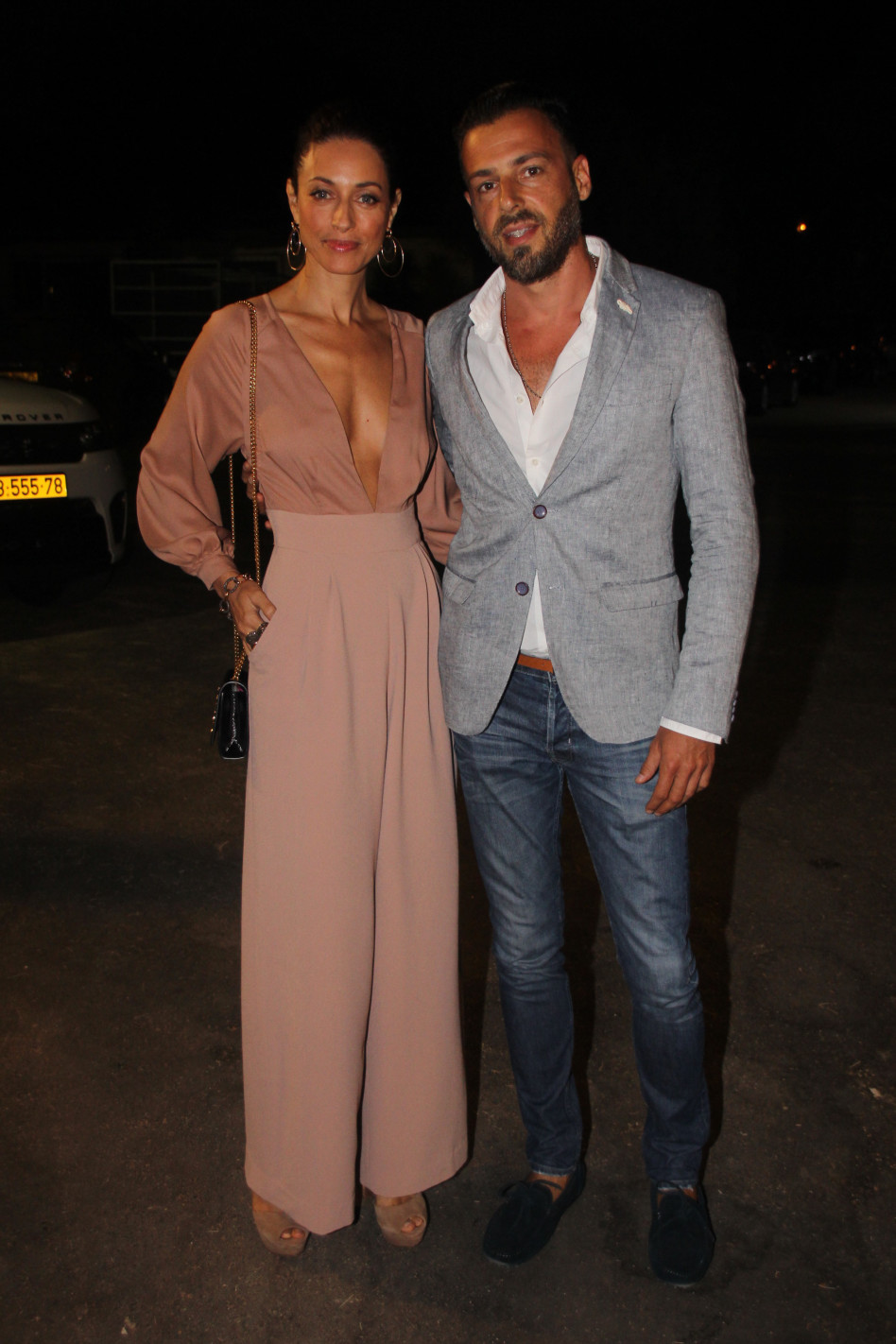 שיק ומחשוף. שירלי בוגנים עם בעלה לירן סרוק