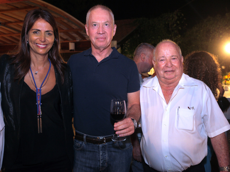 יונתן תשבי, יואב גלנט ועינת שרוף (צילום: ארז עוזרי)