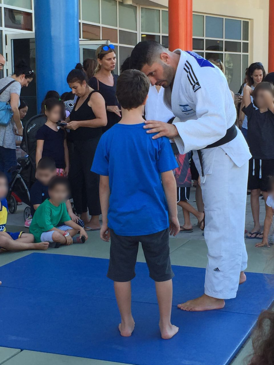 זה כבר אחיו הגדול של. אלון ששון