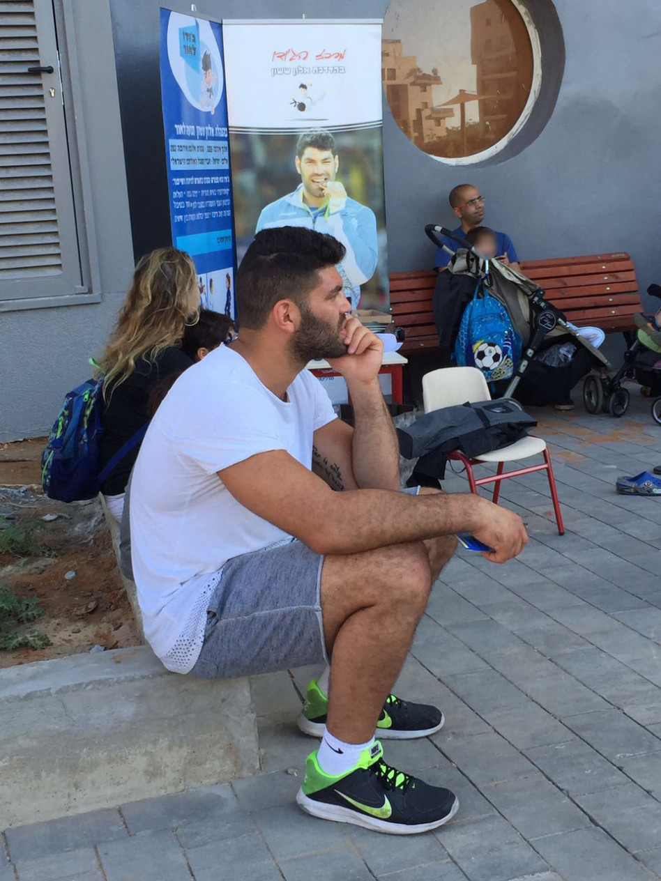 מתעניין, אבל מהצד. אורי ששון