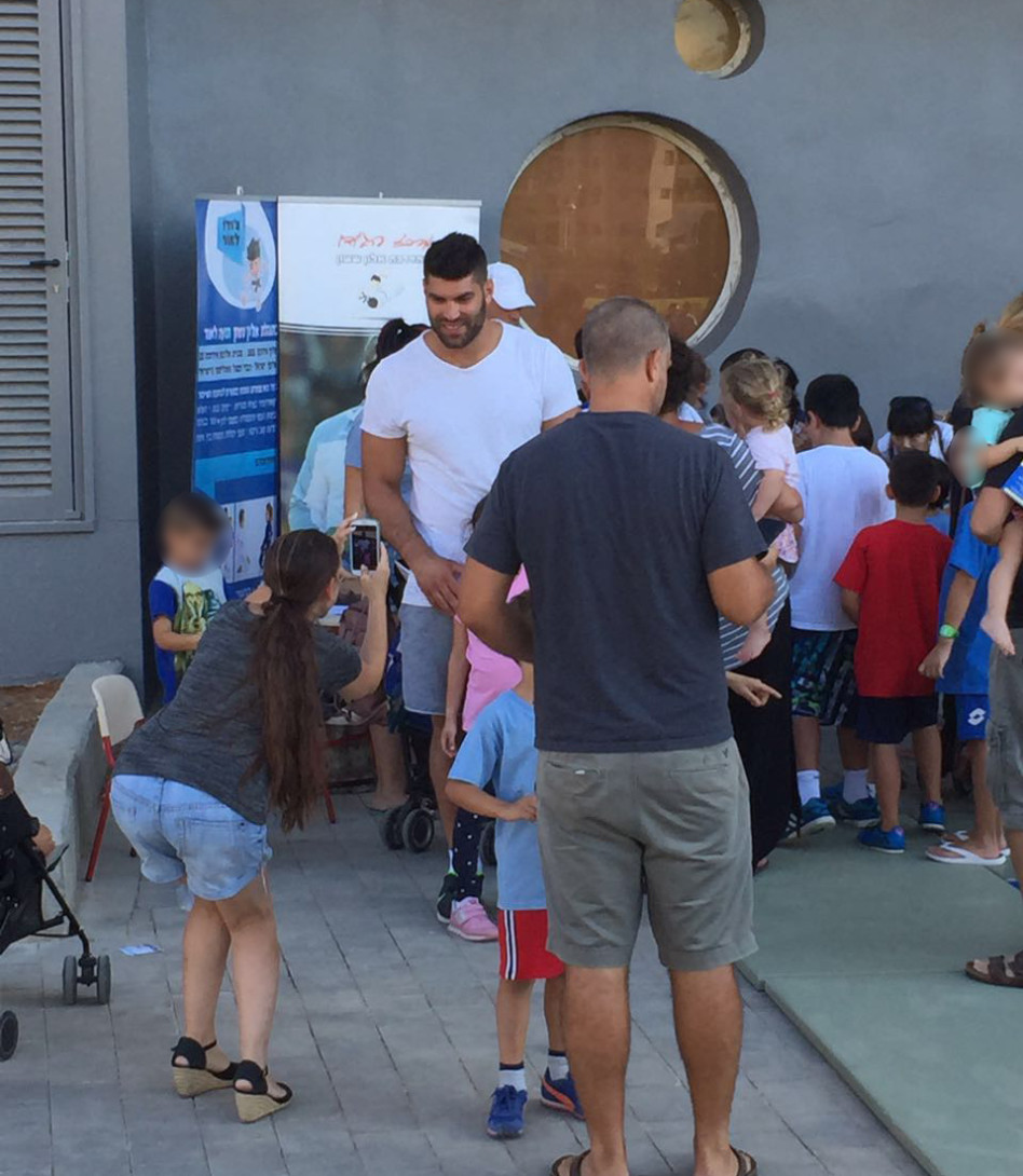 מי רוצה תמונה עם אלוף? אורי ששון מצטלם