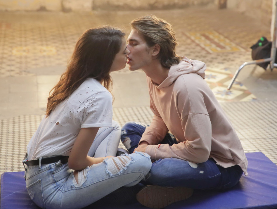 מזווית אחרת