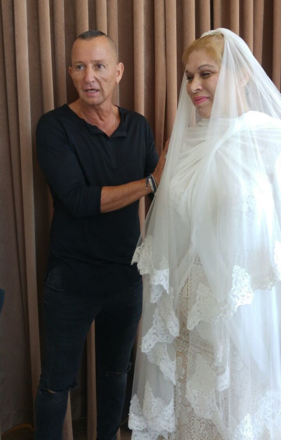 מרוגשת. יהודית באומן עם מעצב השמלה (יח"צ)