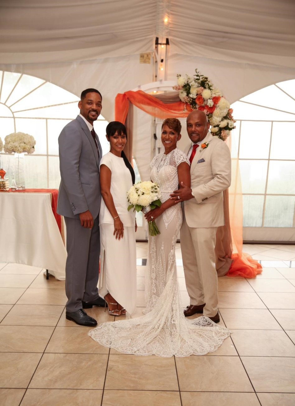 חגיגה לבנה. וויל וג'יידה פינקט סמית' עם הכלה שלובשת ברטה (יח"צ)