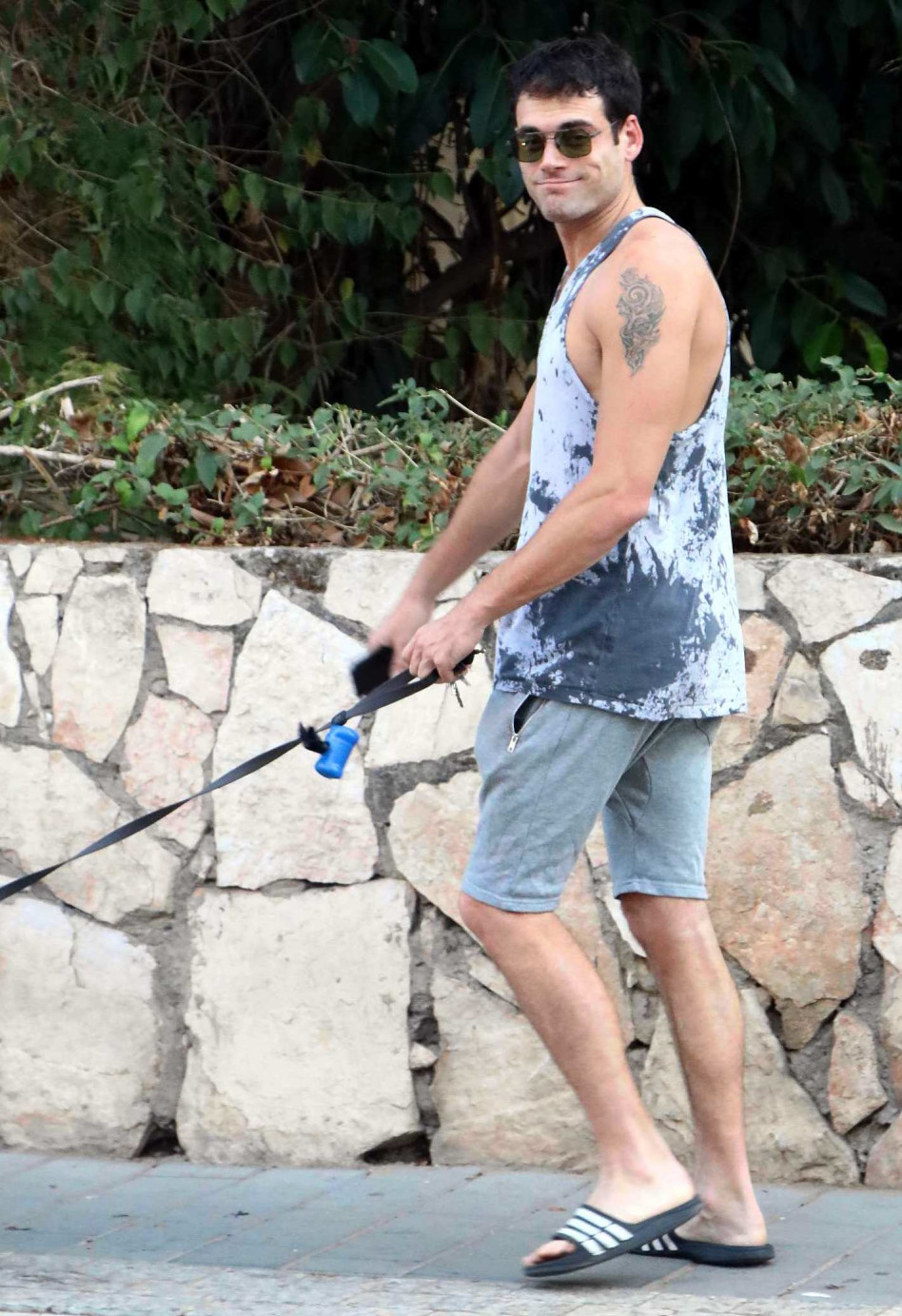 מנסה לחייך. אמיתי והביץ'