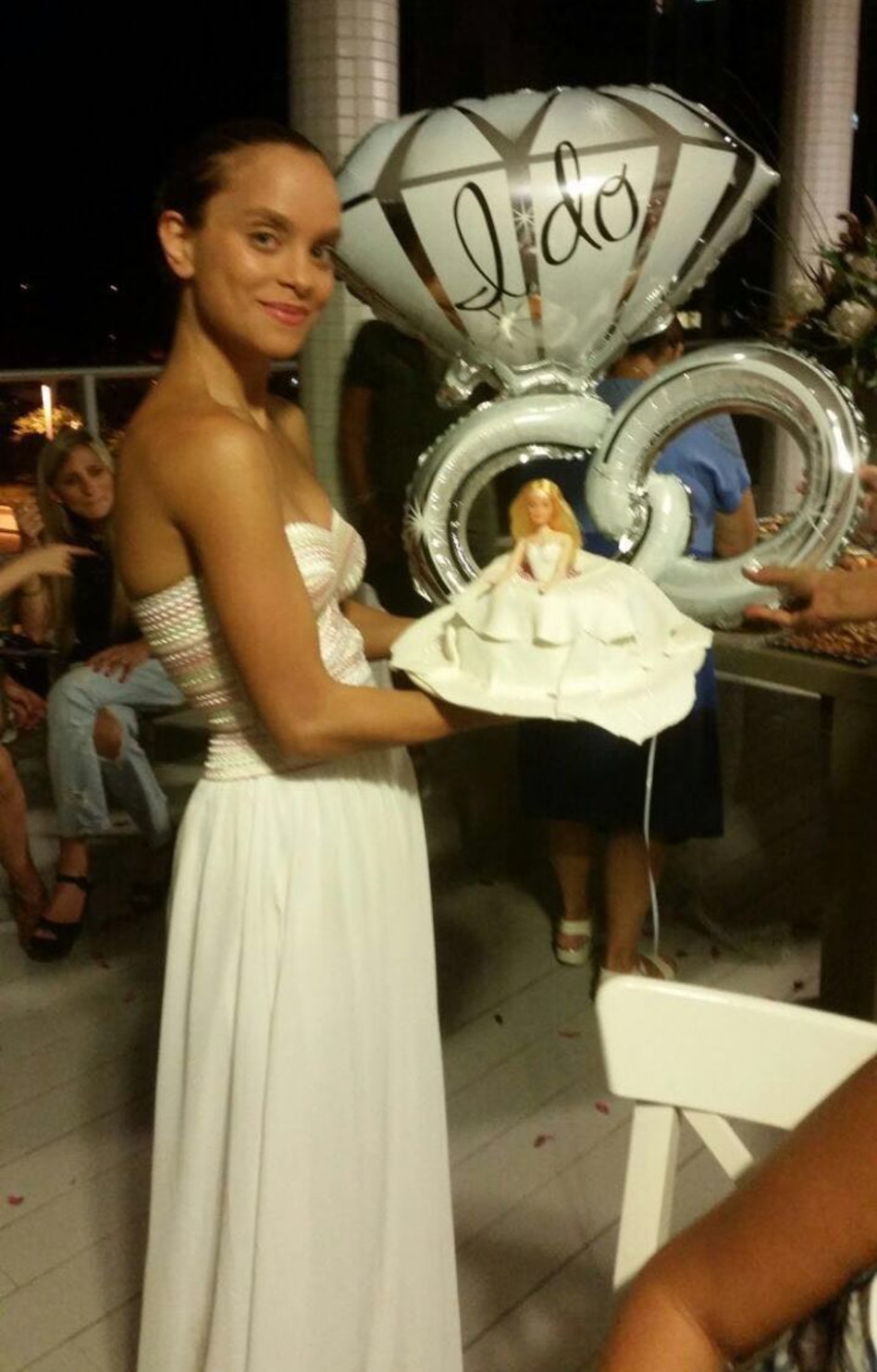 חוגגת. קים אקאפי בטקס הטבילה במקווה