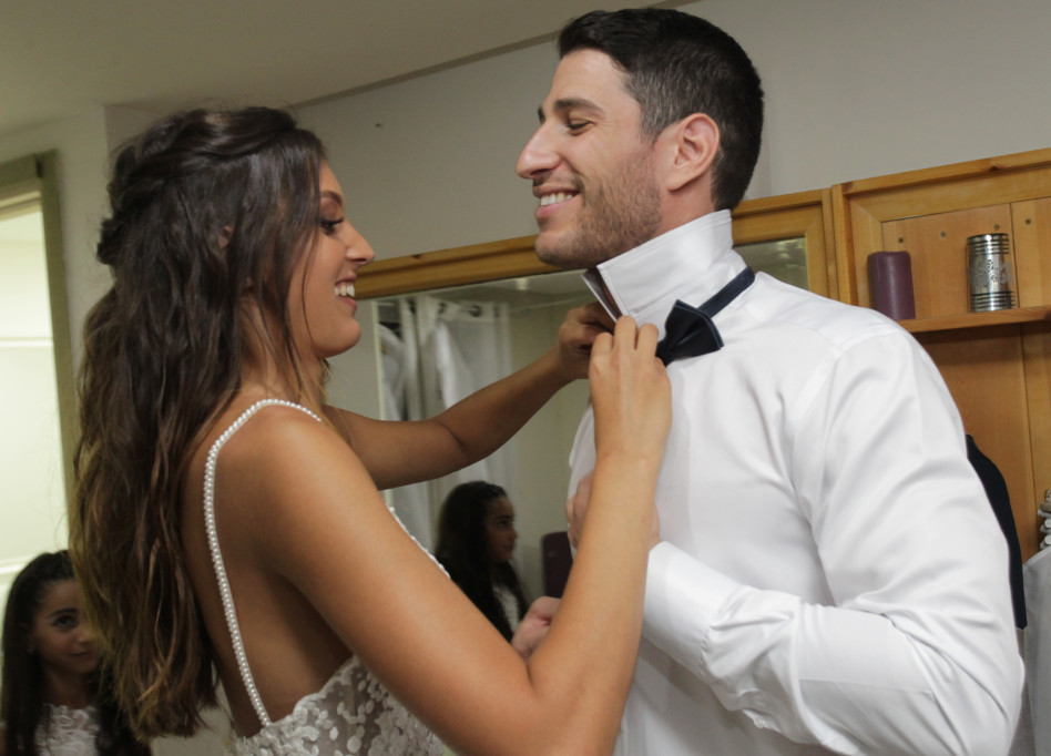 אתה צריך להראות כמו מלכת היופי! דורון מטלון מסדרת את אופיר דבש (צילום: רפי דלויה)