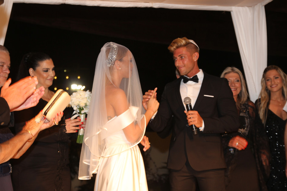 החתן לכלה שם טבעת!