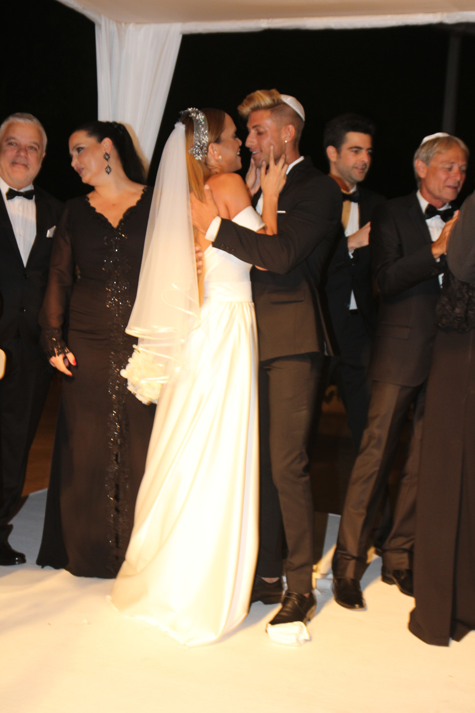 היא גם מחייכת. אקאפי תחת החופה