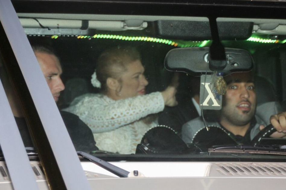 מגיעים לאירוע, כמו הנסיך צ'ארלס והנסיכה דיאנה. שימי תבורי ויהודית באומן