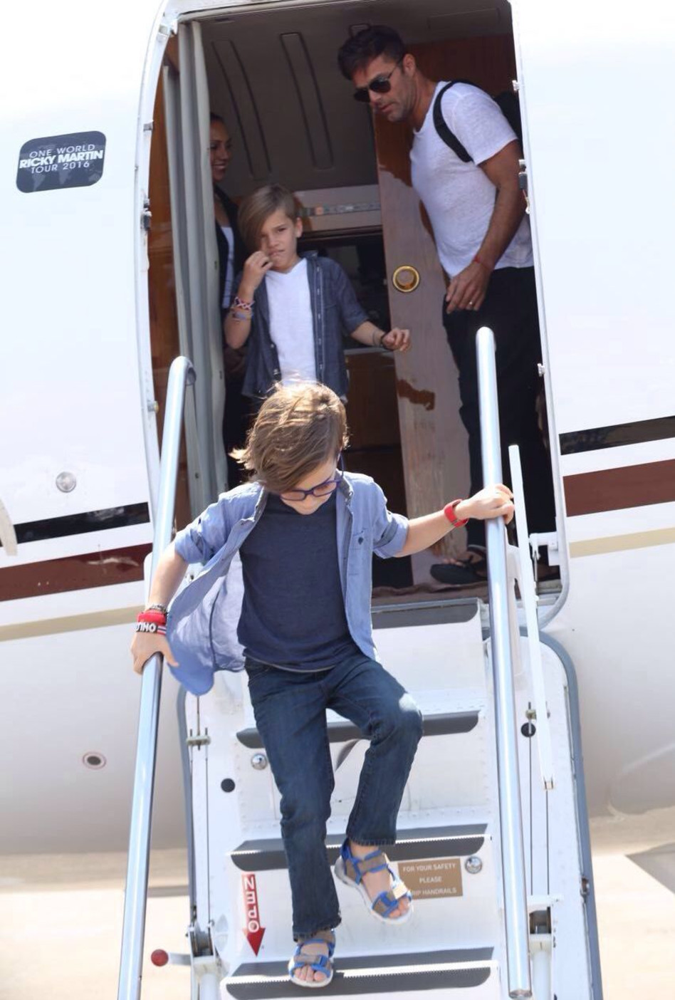 ילדים, תתנהגו יפה! ריקי מרטין והילדודס בנתב"ג (צילום: גיא פריבס)