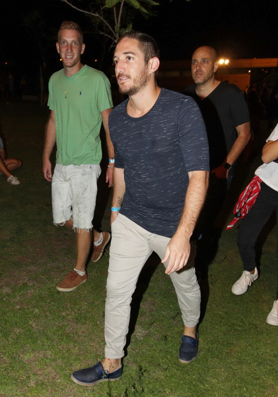 בואנ'ה הוא מצלם אותנו!". אלרואי כהן והחבר'ה (צילום: שוקה כהן")