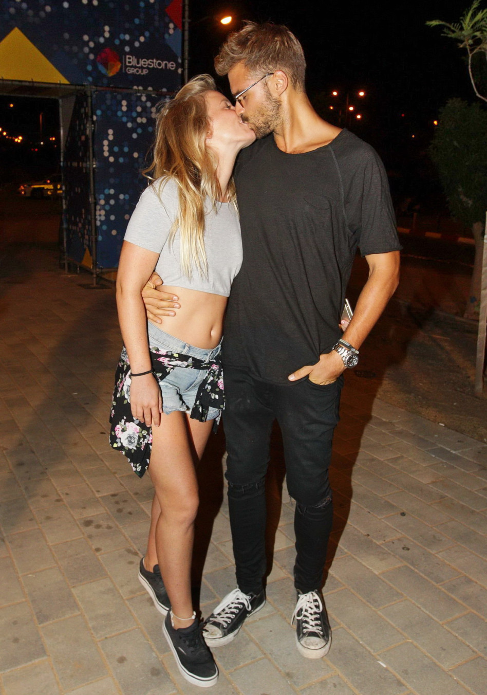 יש בה אהבה, למונדה. עבור אילן אוספליק!