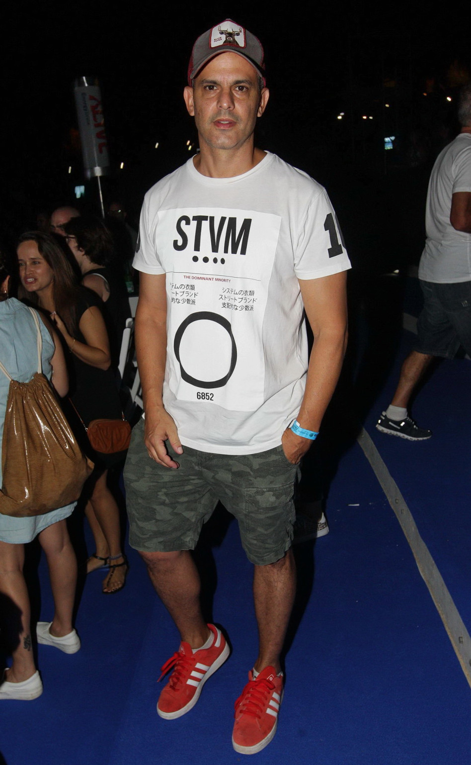 קובי מחט ברגע של רצינות