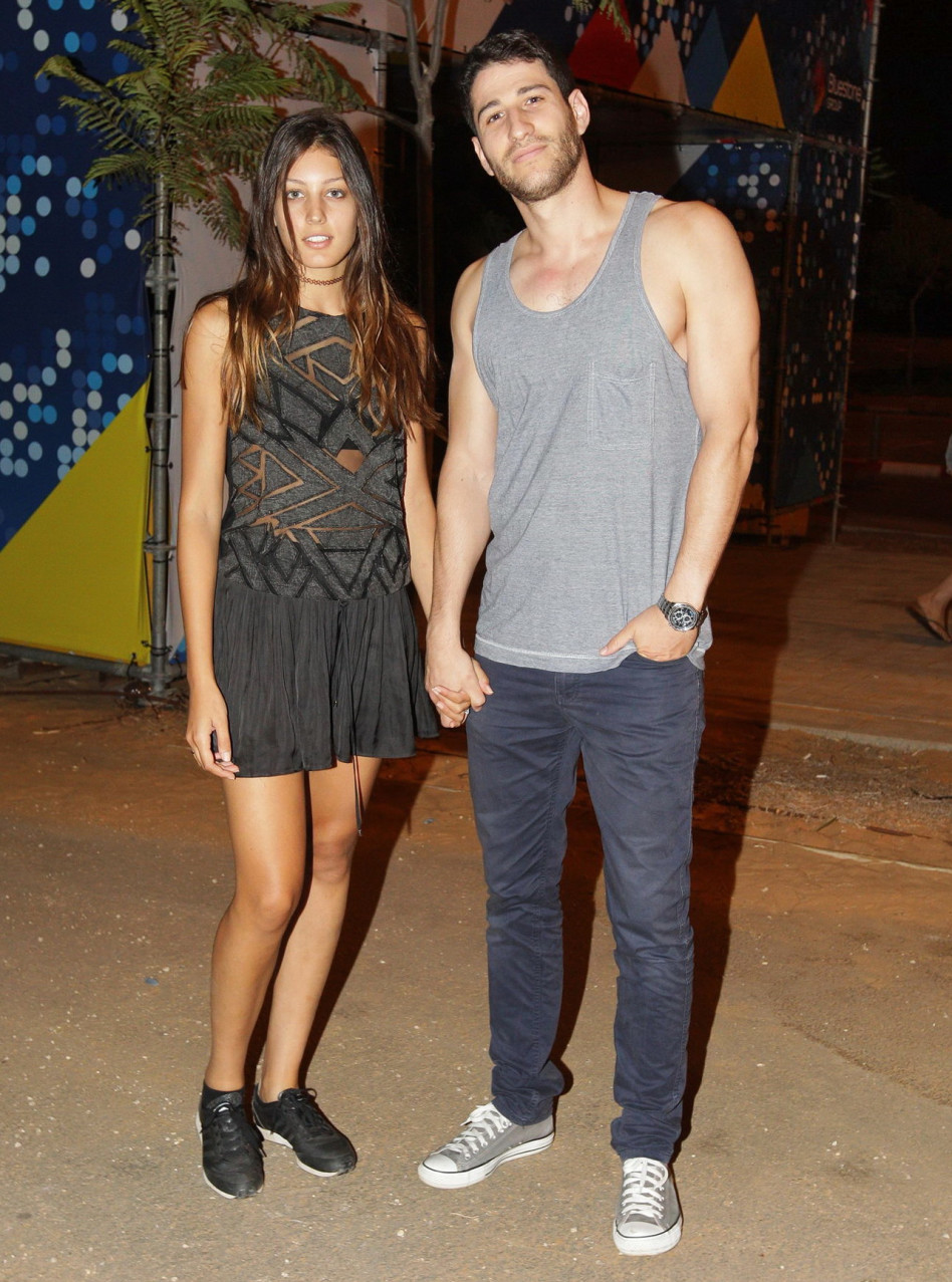 אם כבר מטלון, קלטתם את בעלה הטרי בגופייה? חם כאן